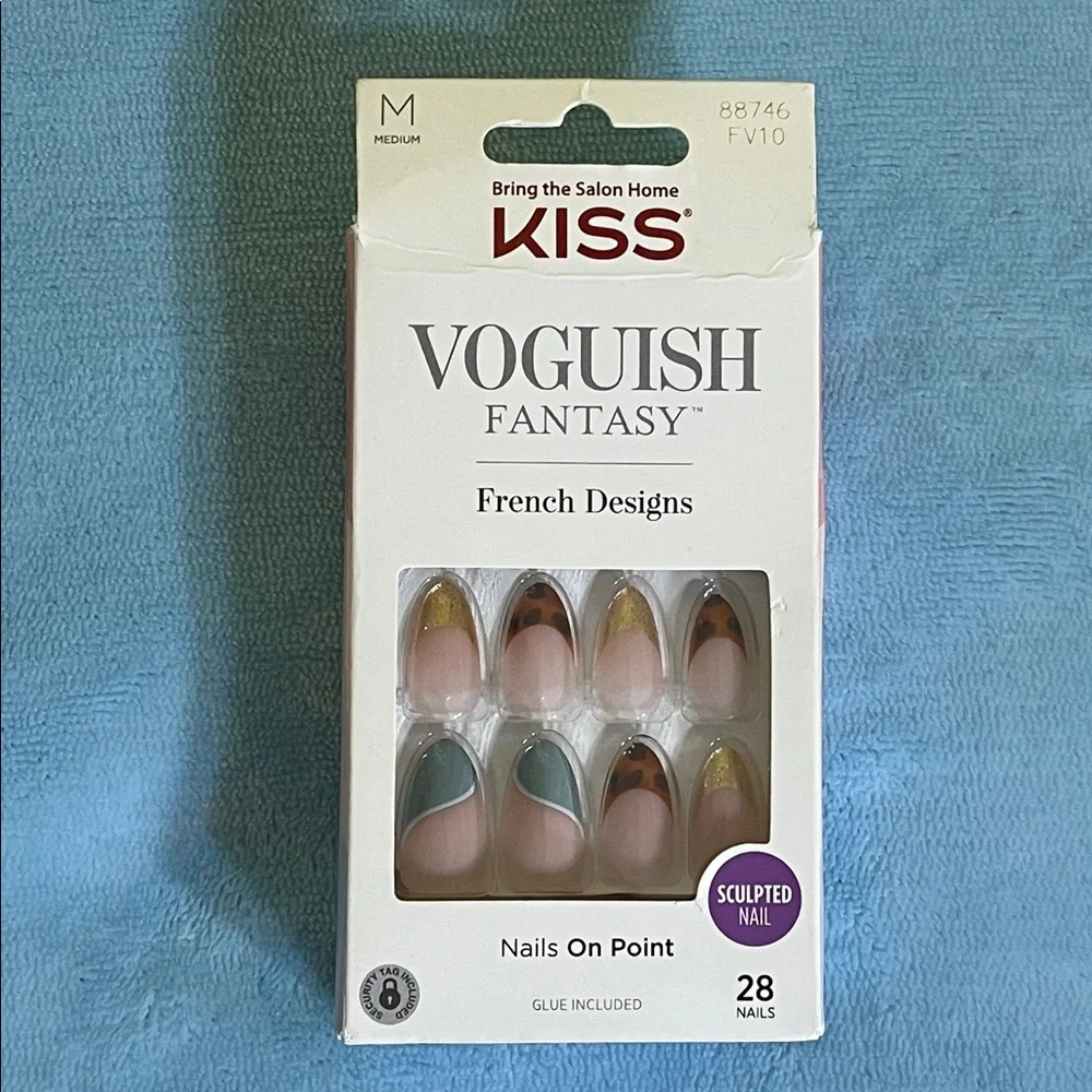 KISS Voguish Fantasy Press-On Glue Nails – French Designs, Medium – New in box